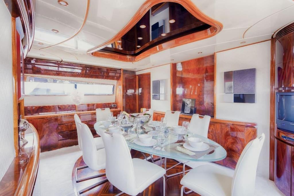 Super Yacht Located In Puerto Banus 호텔 마르베야 외부 사진